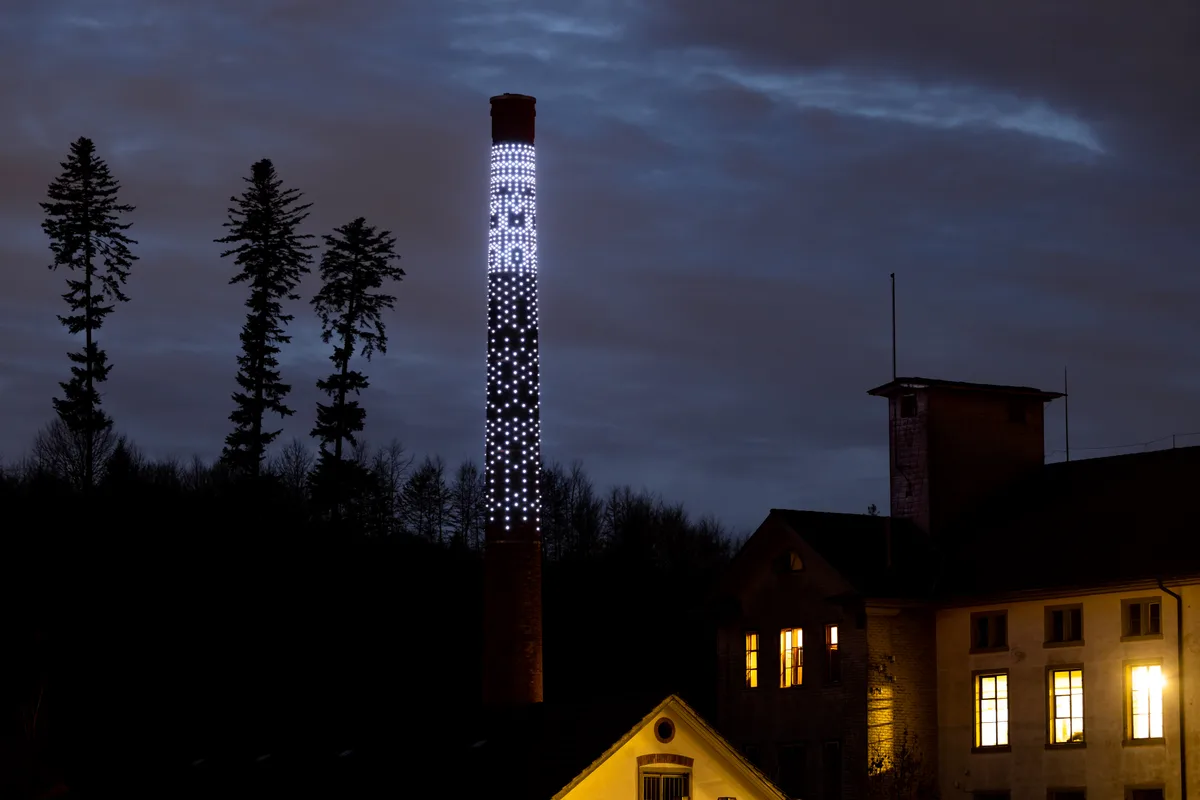 LEDs erhellten letztes Jahr im Advent den Hochkamin in Juckern. Auch dieses Jahr ist wieder eine Beleuchtung geplant.  Weihnachtsbeleuchtung am Kaminturm in Juckern